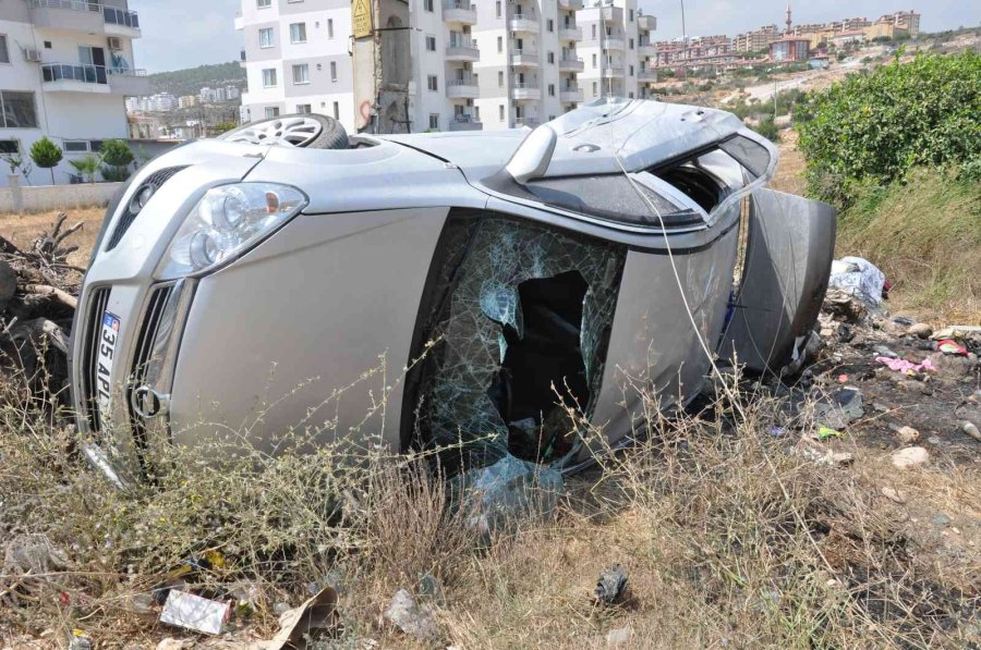 Takla Atan Otomobil Elektrik Direğine Çarptı: 6 Yaralı