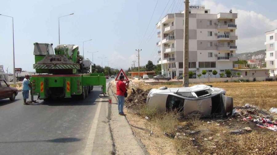 Takla Atan Otomobil Elektrik Direğine Çarptı: 6 Yaralı