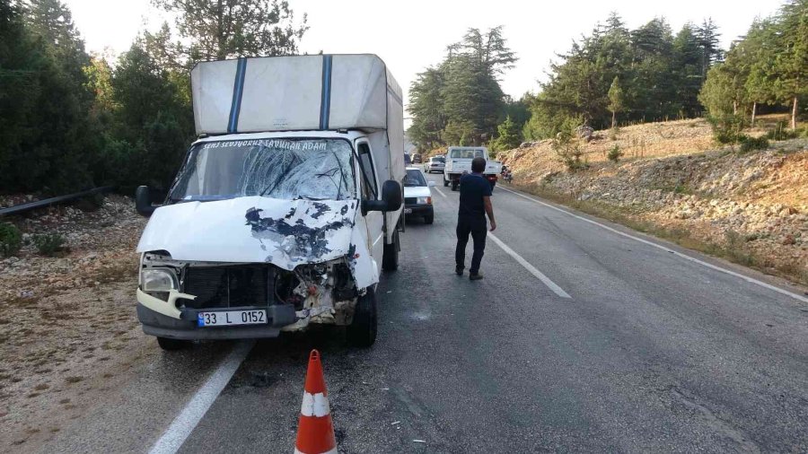 Kamyonet İle Motosiklet Çarpıştı: 1 Ölü, 1 Yaralı