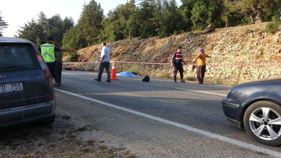 Kamyonet İle Motosiklet Çarpıştı: 1 Ölü, 1 Yaralı