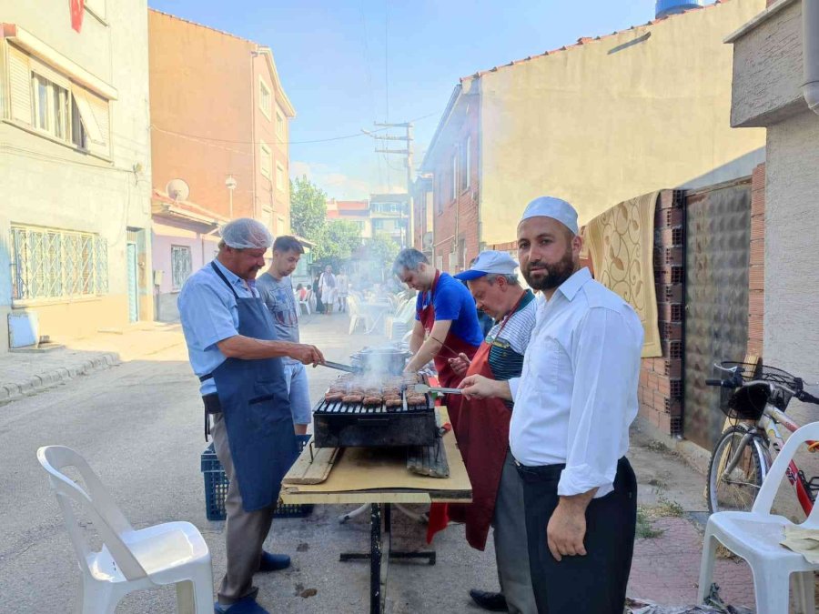 Hayırsever İmam Cami Önünde Yaktığı Mangalla Mahalleliyi Bir Araya Getirdi