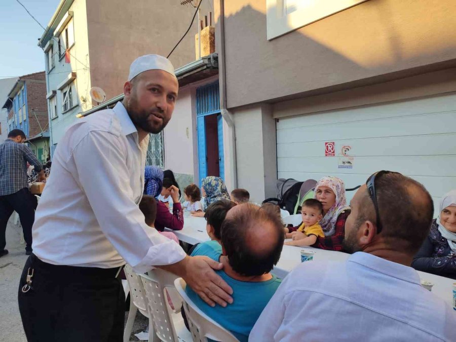 Hayırsever İmam Cami Önünde Yaktığı Mangalla Mahalleliyi Bir Araya Getirdi