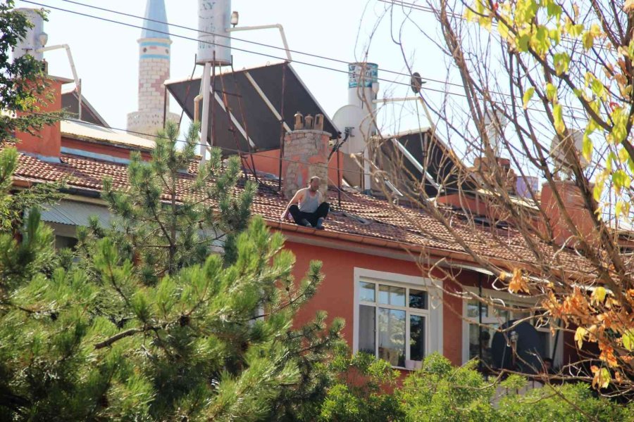 Eşi Evi Terk Etti Diye Çatıya Çıkan Kişi, Fenalaşınca İndirildi