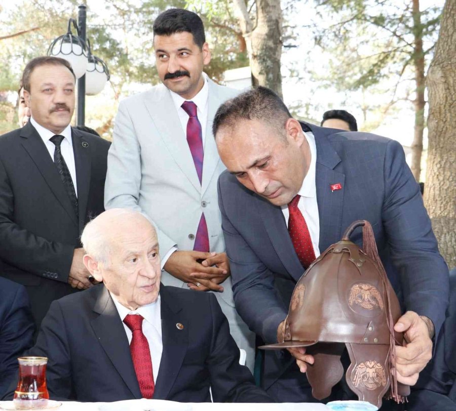 Başkan Yılmaz’dan Bahçeli’ye Malazgirt Zaferinin Yıl Dönümünde Anlamla Hediye