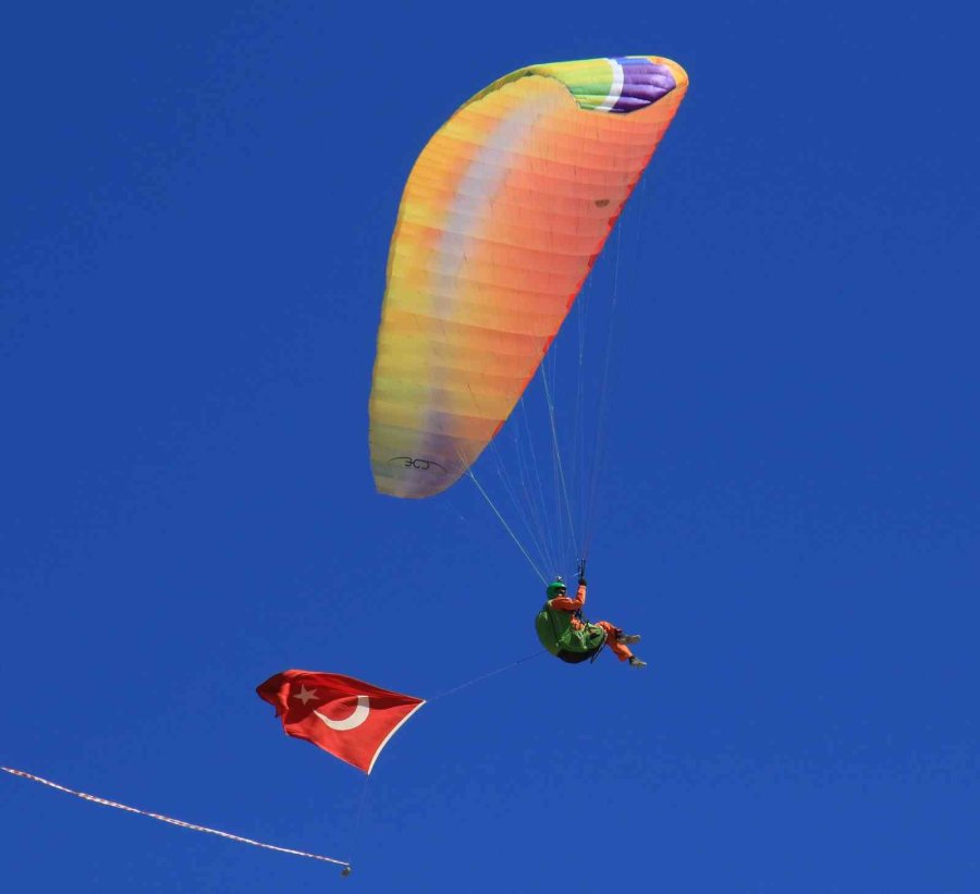 Gökyüzü Paraşütçülerle Doldu, Zafer Bayramı Havada Bayraklar Açılarak Kutlandı