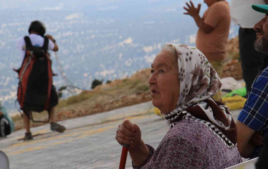 Gökyüzü Paraşütçülerle Doldu, Zafer Bayramı Havada Bayraklar Açılarak Kutlandı