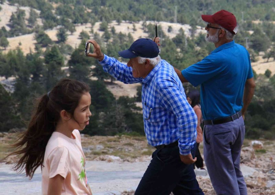 Gökyüzü Paraşütçülerle Doldu, Zafer Bayramı Havada Bayraklar Açılarak Kutlandı