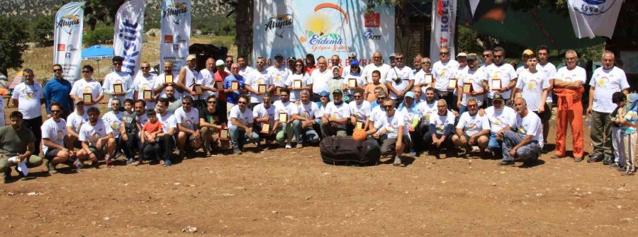 Gökyüzü Paraşütçülerle Doldu, Zafer Bayramı Havada Bayraklar Açılarak Kutlandı