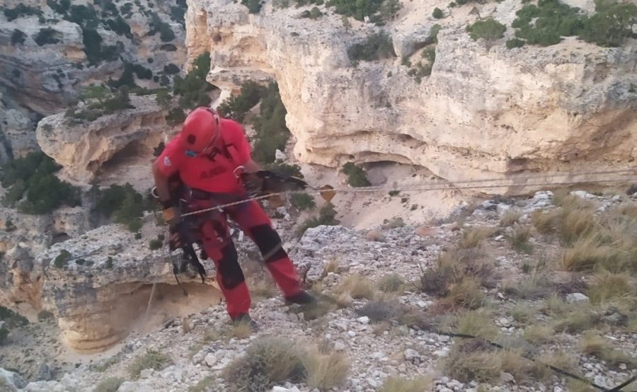 Keçileri Kurtarmak İsterken Mahsur Kaldı, Ekipler Kurtardı