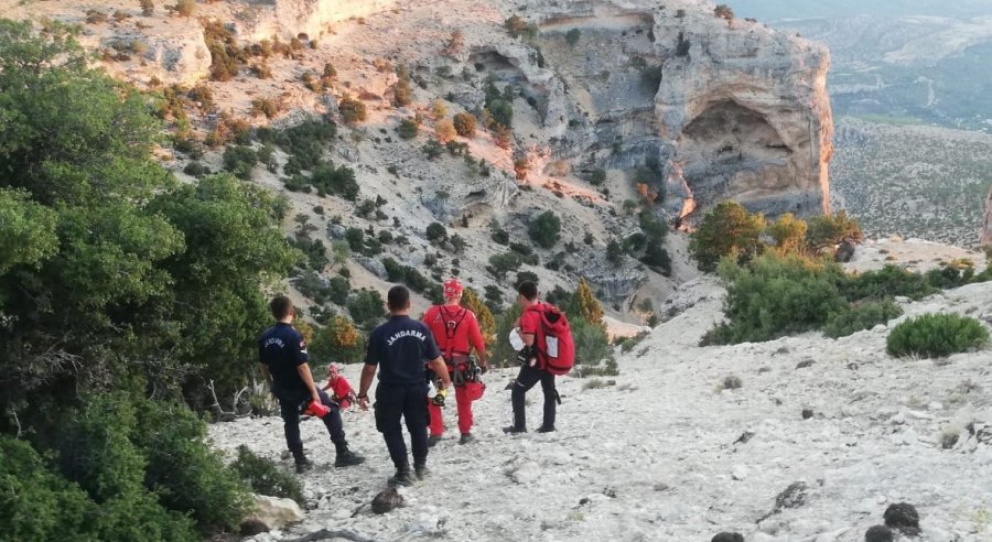 Keçileri Kurtarmak İsterken Mahsur Kaldı, Ekipler Kurtardı