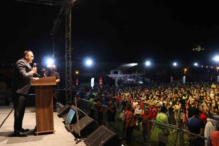 Toroslar’da Zafer Coşkusu Kıraç Konseri İle Başladı