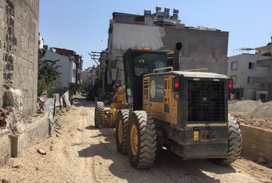 Akdeniz’de Metruk Binalar Yıkılıyor, İmarlı Yeni Yollar Açılıyor