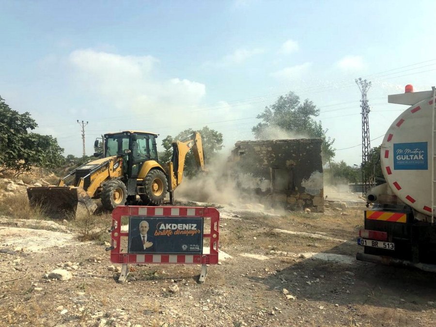 Akdeniz’de Metruk Binalar Yıkılıyor, İmarlı Yeni Yollar Açılıyor