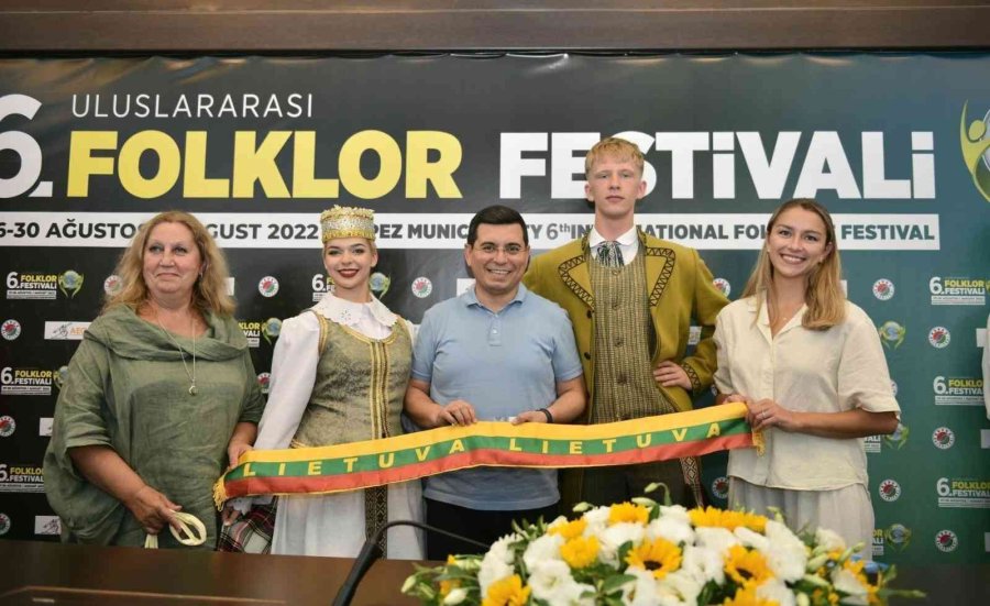 Tütüncü, Dünya’nın Folklor Renklerini Ağırladı