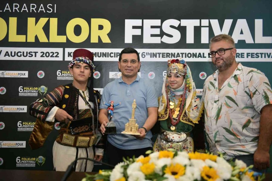 Tütüncü, Dünya’nın Folklor Renklerini Ağırladı