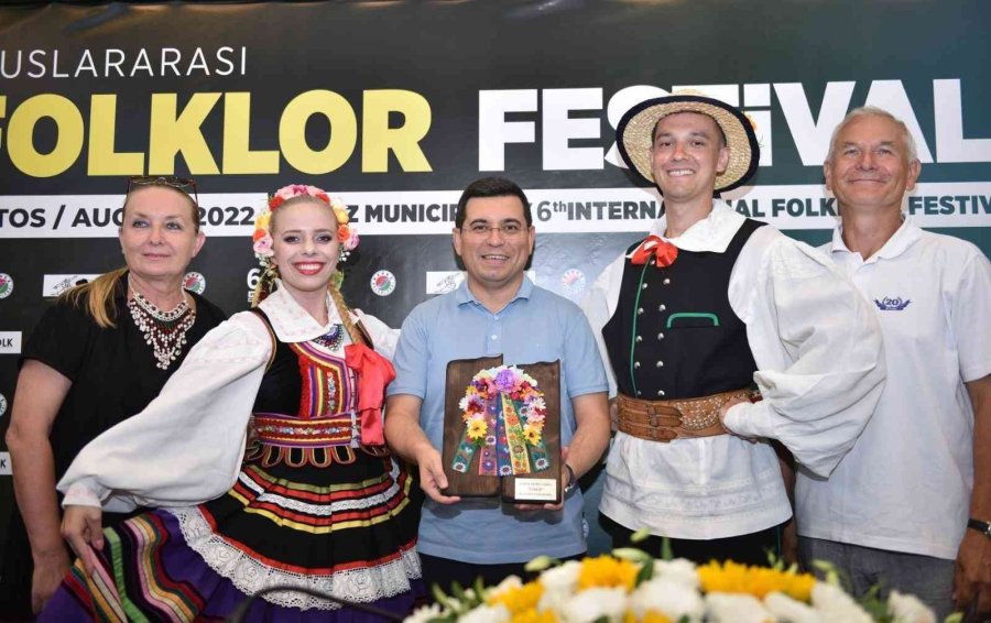 Tütüncü, Dünya’nın Folklor Renklerini Ağırladı