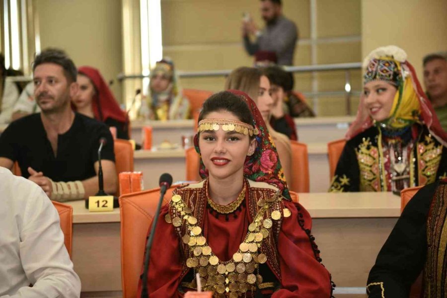 Tütüncü, Dünya’nın Folklor Renklerini Ağırladı