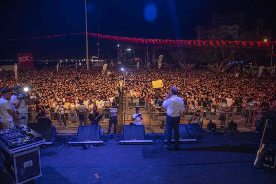 Başkan Seçer, Gençlerle Birlikte ’10. Yıl Marşı’nı Söyledi