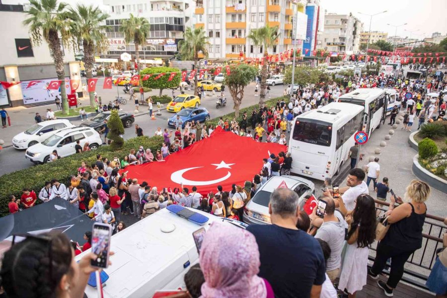 Başkan Seçer, Gençlerle Birlikte ’10. Yıl Marşı’nı Söyledi