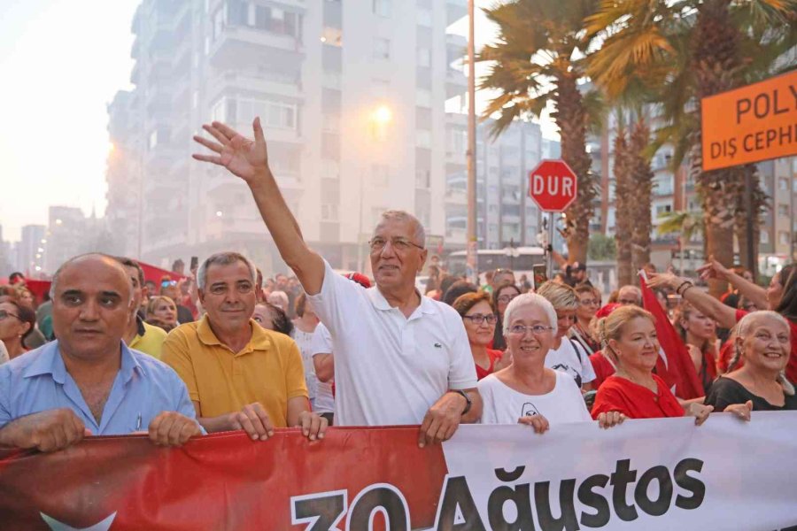 Mezitli’de Gecenin Karanlığı Zafer Meşalesi İle Aydınlandı