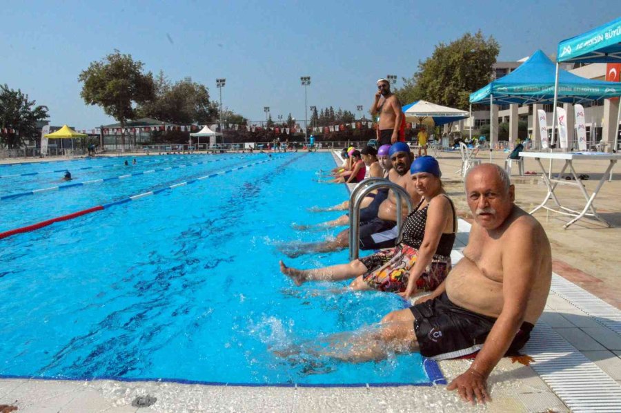 Mersin’de Yüzme Kurslarına Yetişkinler De İlgi Gösteriyor