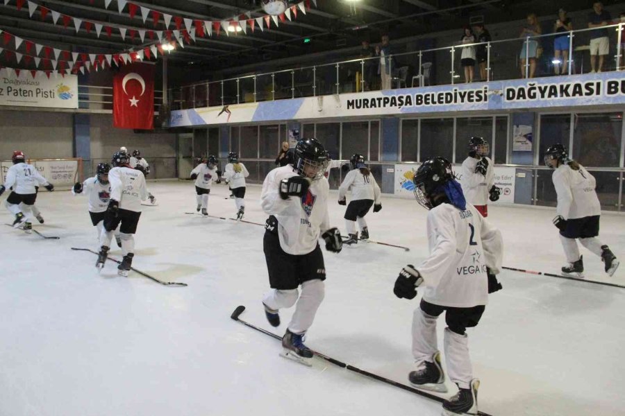 Antalya’nın Tek Buz Hokeyi Takımı Sezona Hazırlanıyor