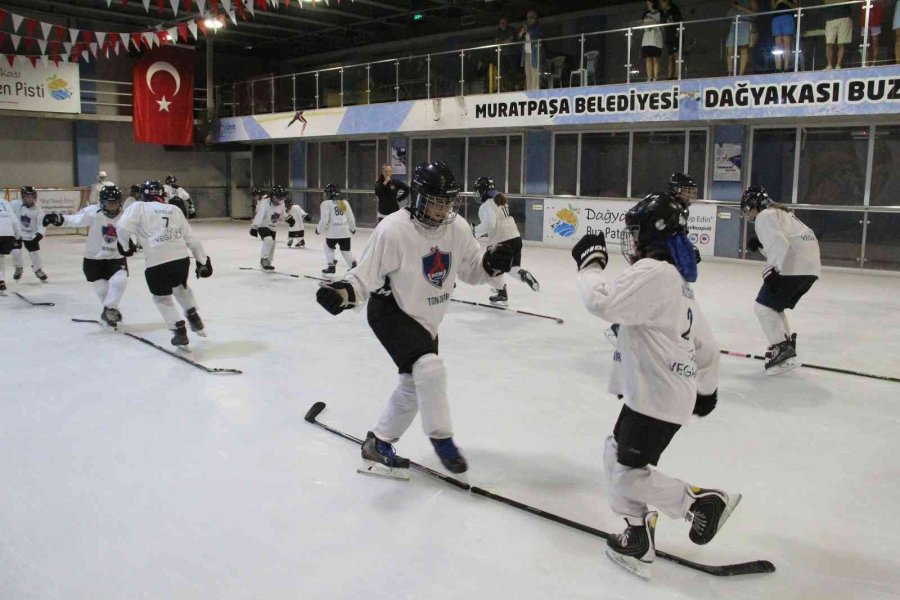 Antalya’nın Tek Buz Hokeyi Takımı Sezona Hazırlanıyor