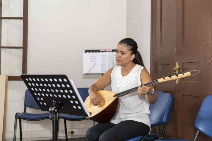 Hayallerinin Peşinden Koştu, Temizlik İşçisiyken Solist Oldu