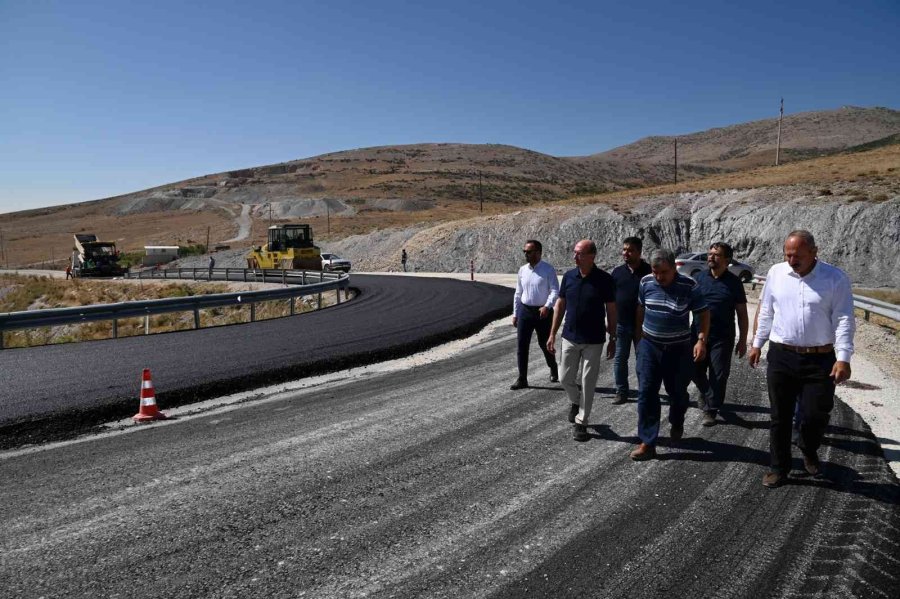 Başkan Pekyatırmacı, Sızma’da Asfalt Çalışmalarını Yerinde İnceledi