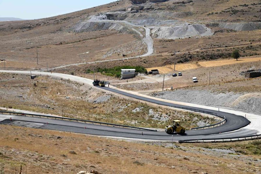 Başkan Pekyatırmacı, Sızma’da Asfalt Çalışmalarını Yerinde İnceledi