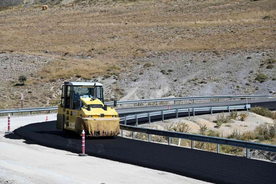 Başkan Pekyatırmacı, Sızma’da Asfalt Çalışmalarını Yerinde İnceledi