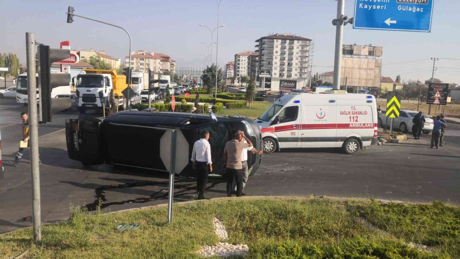 Aksaray’da Minibüsle Otomobil Çarpıştı: 2’si Çocuk 6 Kişi Yaralandı