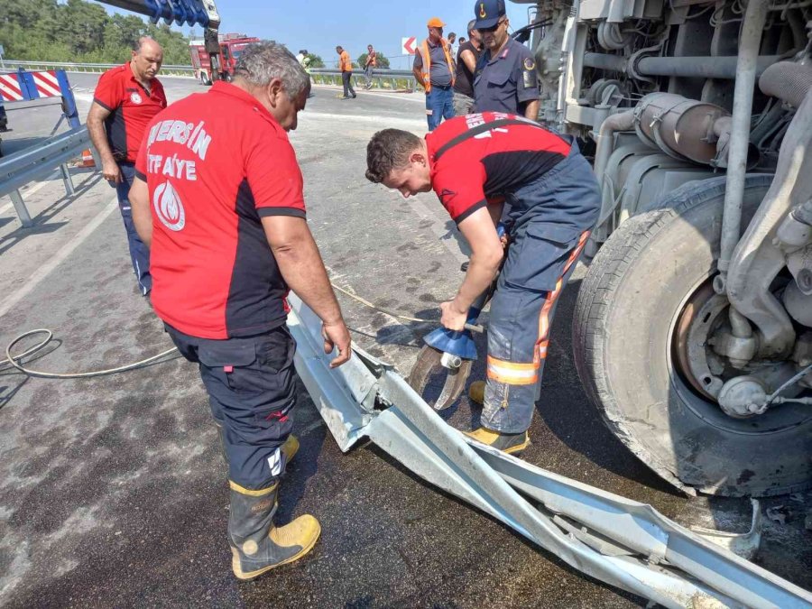 Mersin’de Devrilen Su Tankerinin Sürücüsü Hayatını Kaybetti