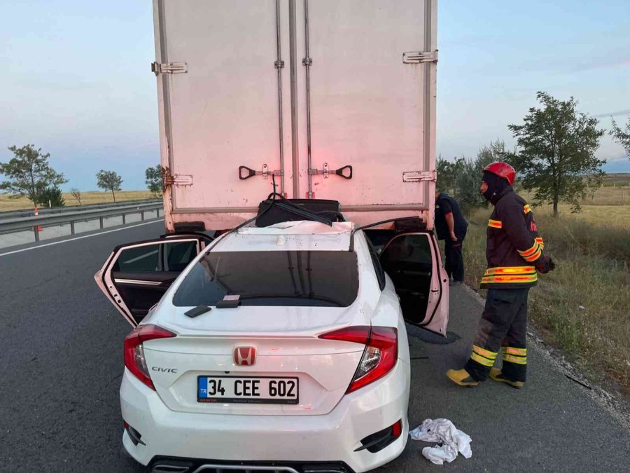 Konya’da Otomobil Kamyona Arkadan Çarptı: 1 Ölü, 3 Yaralı