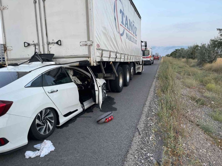 Konya’da Otomobil Kamyona Arkadan Çarptı: 1 Ölü, 3 Yaralı