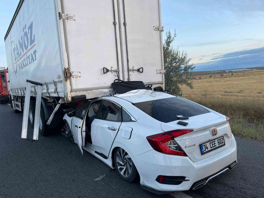 Konya’da Otomobil Kamyona Arkadan Çarptı: 1 Ölü, 3 Yaralı