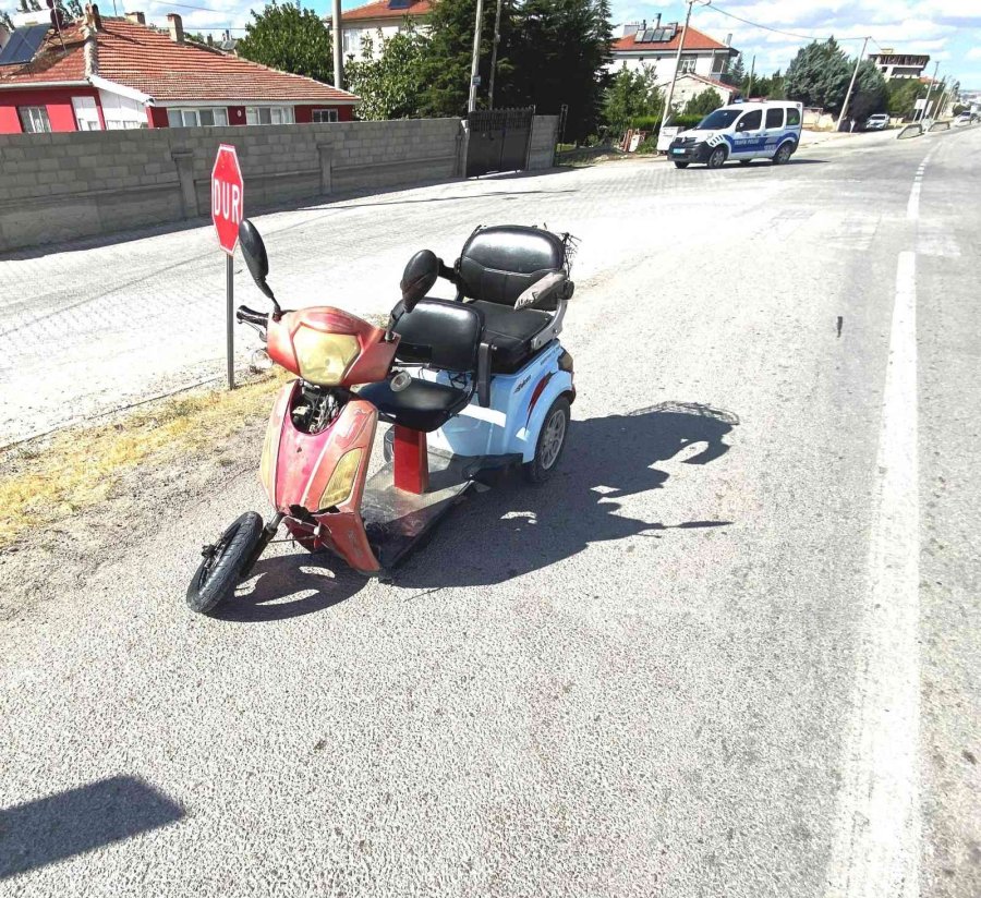 Otomobille Çarpışan Elektrikli Bisikletin Sürücüsü Yaralandı