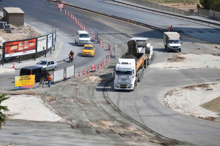 Mersin’de 36. Cadde İle 13. Cadde Kesişimi Trafiğe Kapatıldı