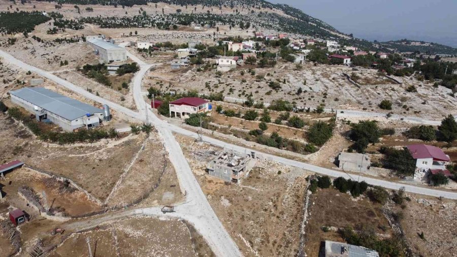 Tarsus’ta Kırsal Mahallelerin Yolları Yapılıyor