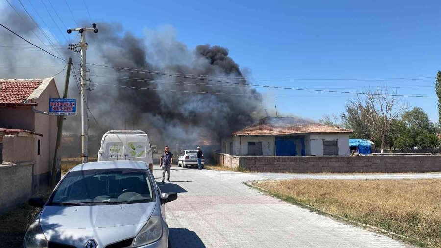 Bahçeye İstiflenen Atık Malzemeler Müstakil Evi Yaktı