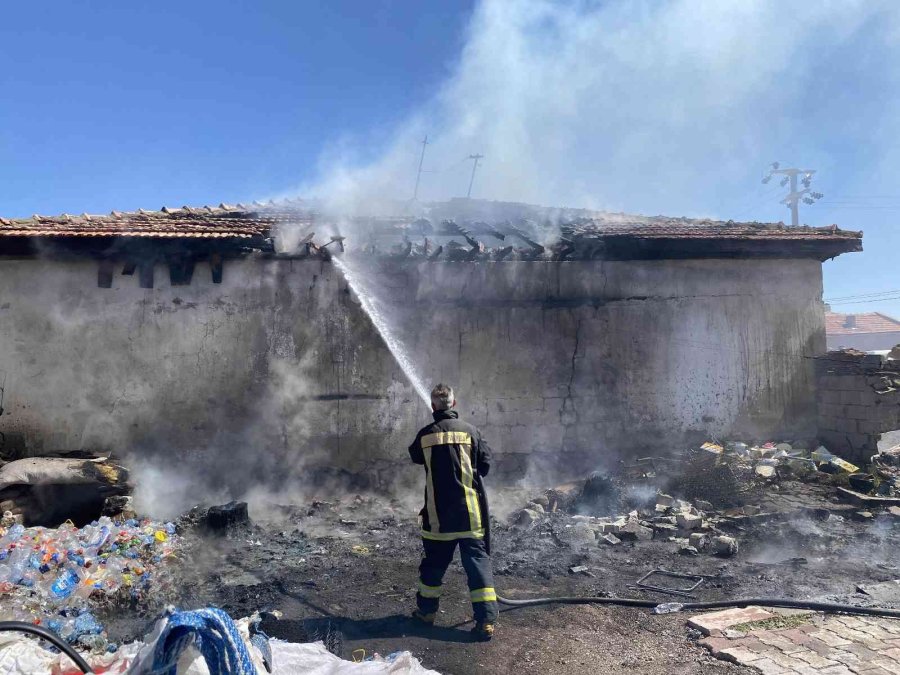 Bahçeye İstiflenen Atık Malzemeler Müstakil Evi Yaktı