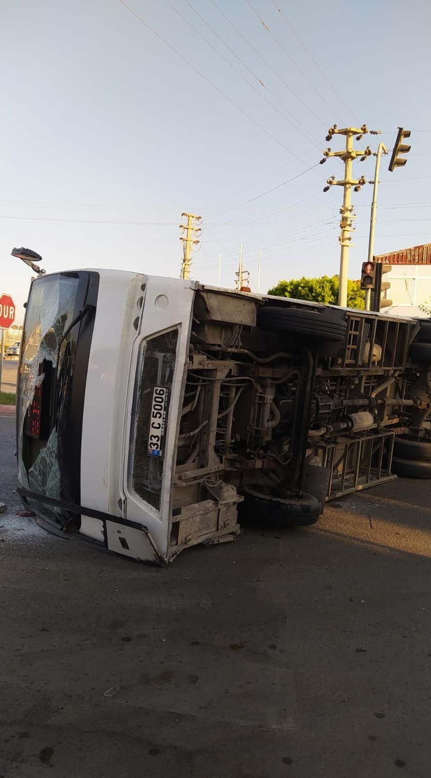 Halk Otobüsü İle Otomobil Çarpıştı, Sürücüler Yaralandı