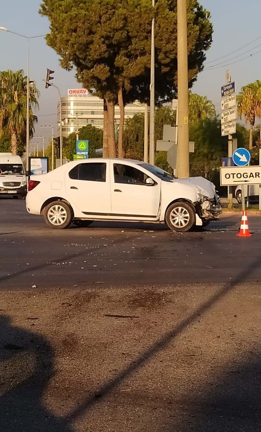 Halk Otobüsü İle Otomobil Çarpıştı, Sürücüler Yaralandı