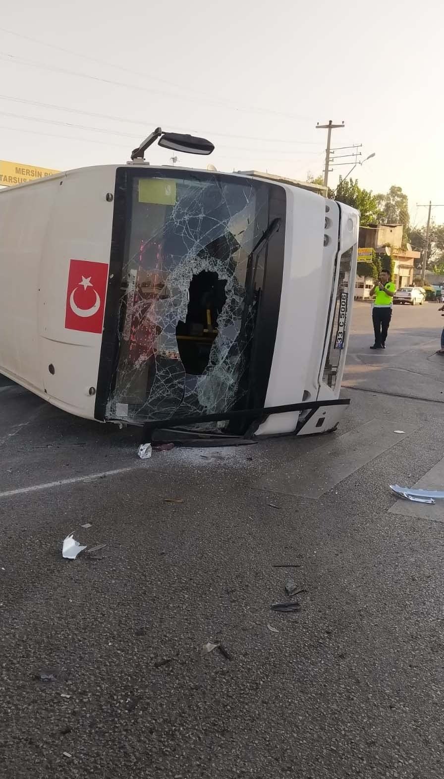 Halk Otobüsü İle Otomobil Çarpıştı, Sürücüler Yaralandı