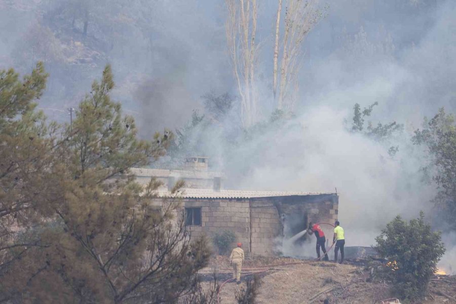 İtfaiye Ekiplerinin Mersin’de Yangınla Mücadelesi Sabaha Kadar Sürdü