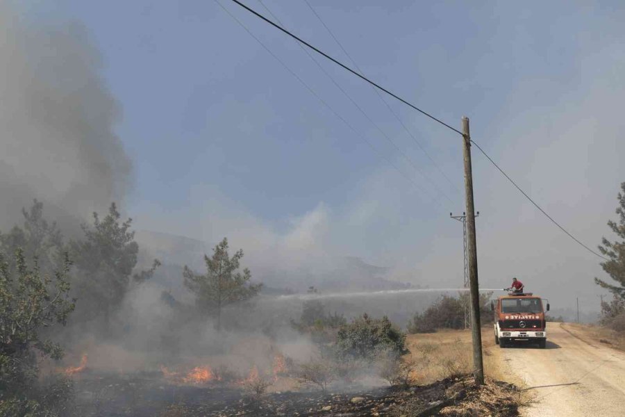 İtfaiye Ekiplerinin Mersin’de Yangınla Mücadelesi Sabaha Kadar Sürdü