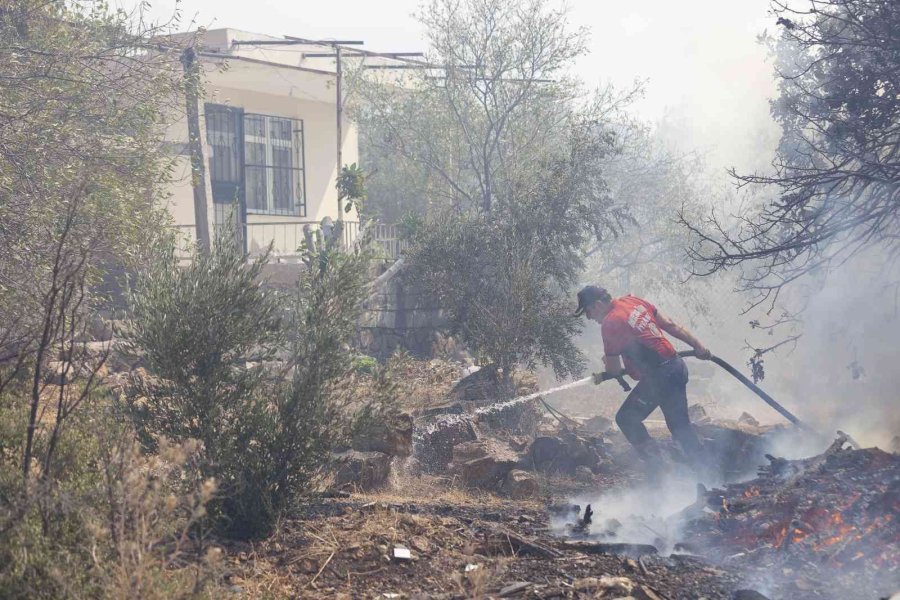 İtfaiye Ekiplerinin Mersin’de Yangınla Mücadelesi Sabaha Kadar Sürdü