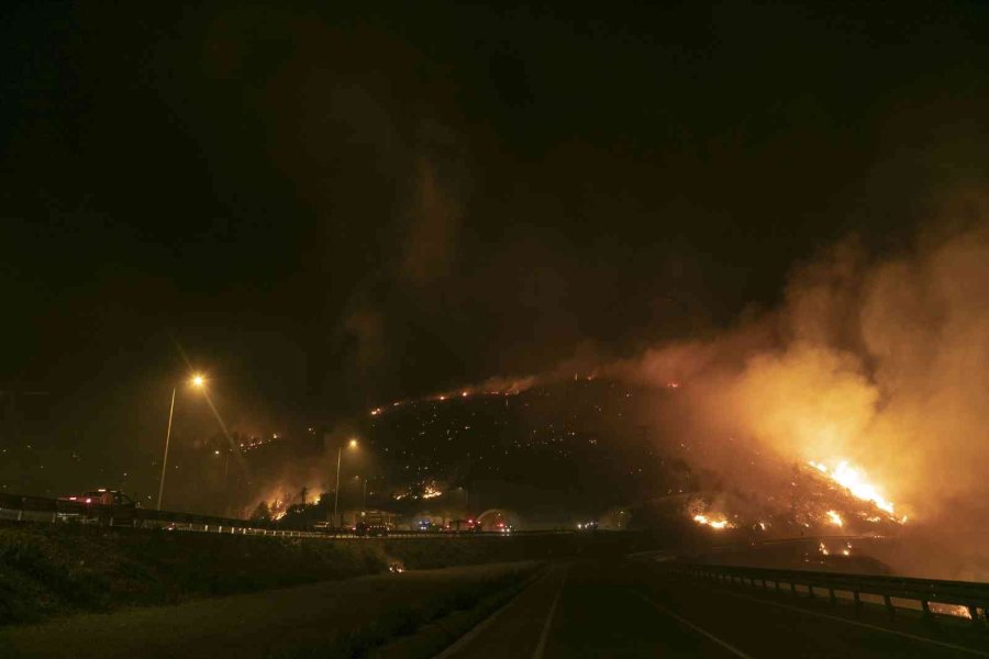 İtfaiye Ekiplerinin Mersin’de Yangınla Mücadelesi Sabaha Kadar Sürdü