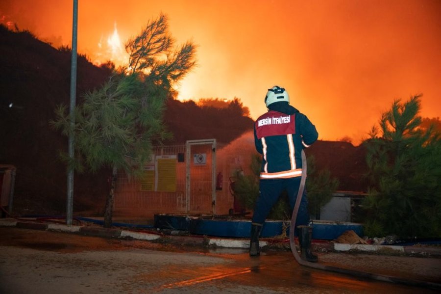 İtfaiye Ekiplerinin Mersin’de Yangınla Mücadelesi Sabaha Kadar Sürdü