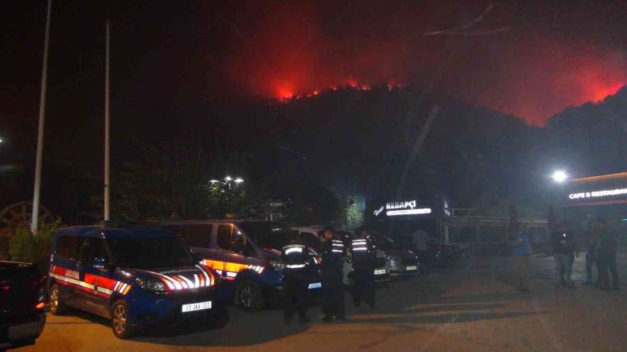 Mersin’deki Orman Yangınlarına Müdahale Sürüyor